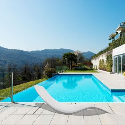 Chaise Longue Di Lusso In Fibra Di Vetro